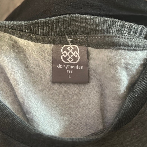 Daisy Fuentes Fit size L Gray ruffled sleeve sweater top - Picture 3 of 3